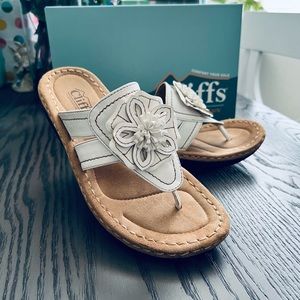 🌺 Women's Cliffs by White Mountain Carnation White Sandals Thongs Size 8